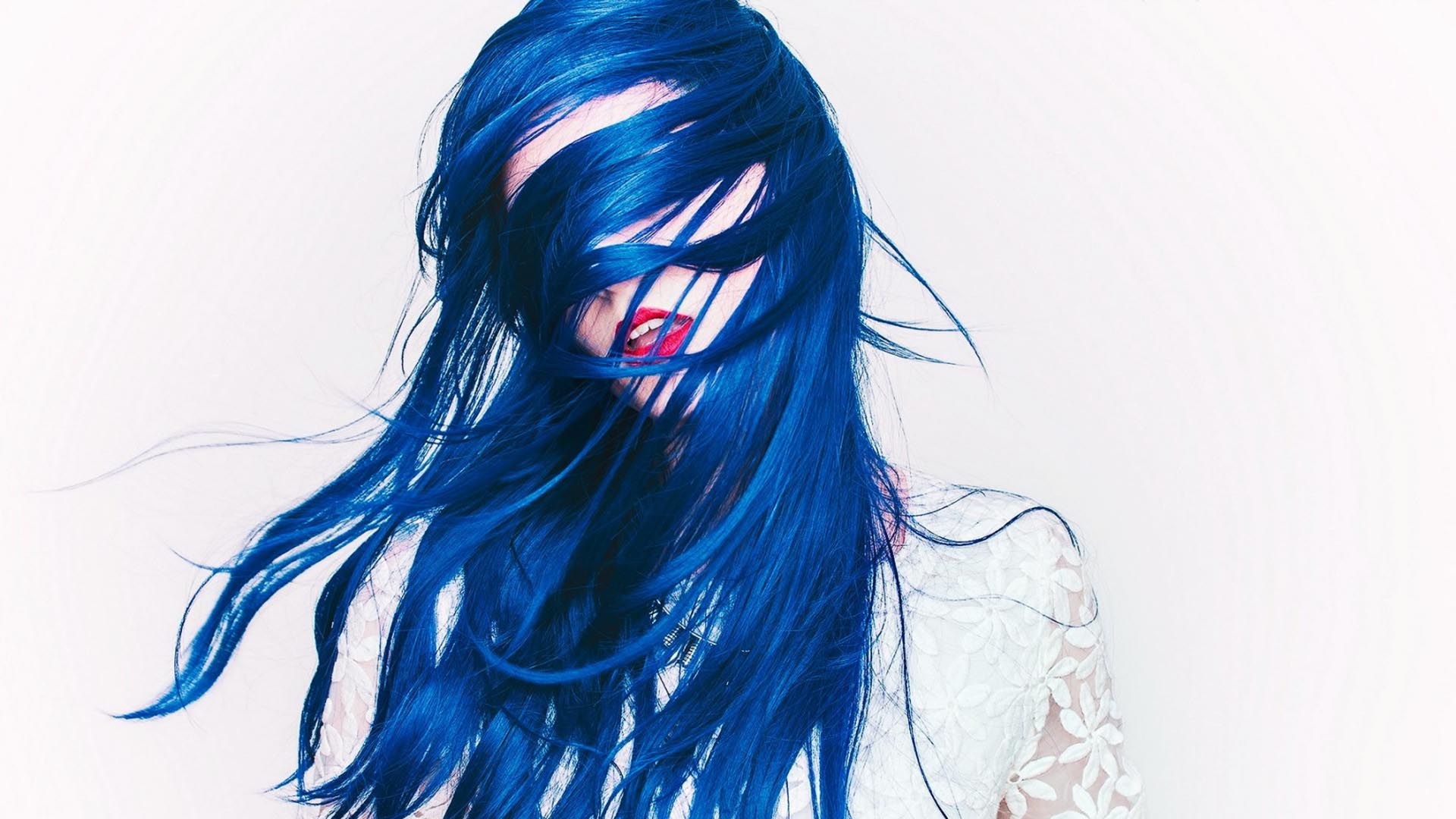 Modella con Capelli di colore Azzurro da Sorato Parrucchieri a Spinea